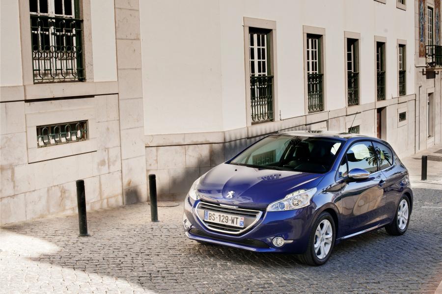  Peugeot 208 3-Door 2013 года  (фото 16 из 31)